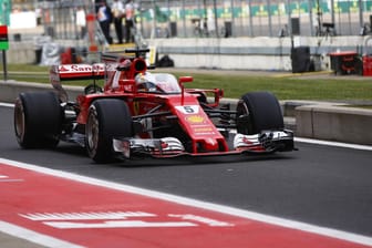 Vettel testet in Silverstone den neuen Cockpitschutz Shield. Das System aus transparentem Polycarbonat (Kunststoff) soll die Fahrer vor herumfliegenden Gegenständen schützen.