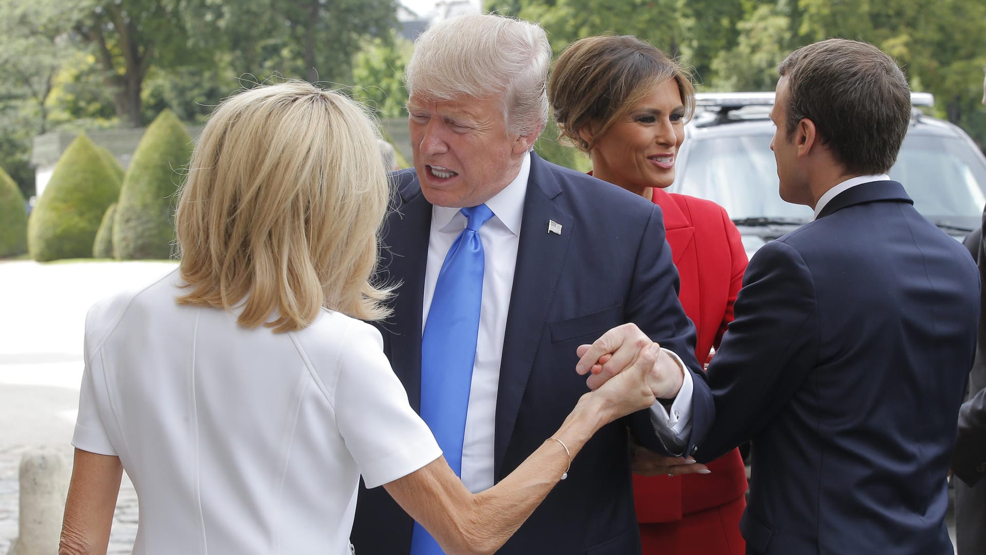 Begrüßung vor dem Invalidendom: im Vordergrund Donald Trump mit Brigitte Macron, im Hintergrund Melania Trump und Emmanuel Macron
