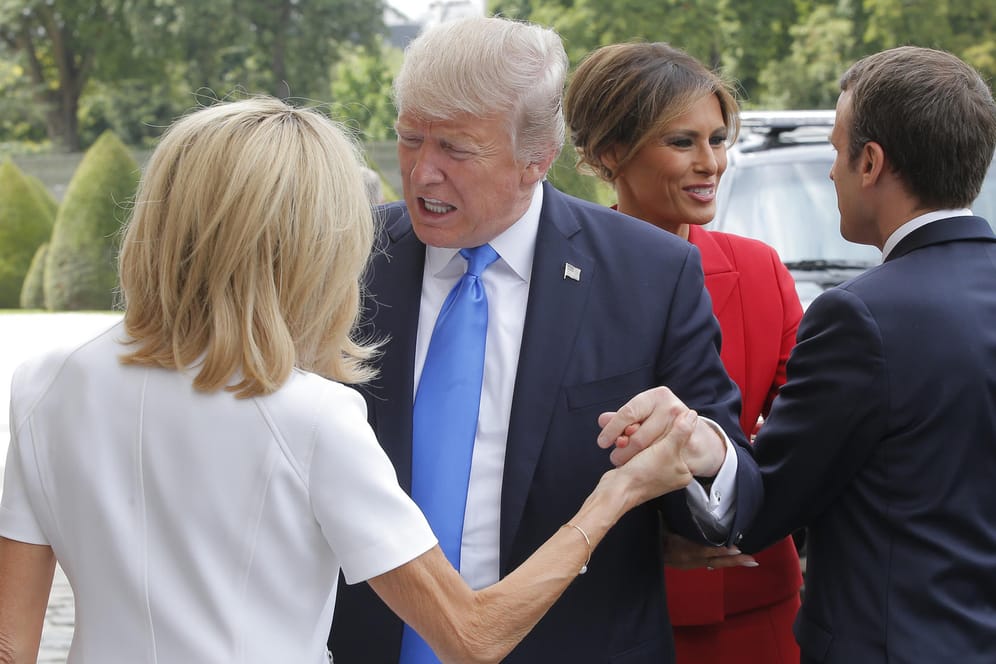Begrüßung vor dem Invalidendom: im Vordergrund Donald Trump mit Brigitte Macron, im Hintergrund Melania Trump und Emmanuel Macron