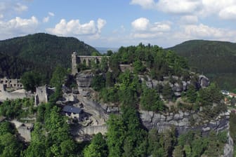 Burg und Klosteranlage von Oybin sind ein echter Besuchermagnet. Von oben lassen sich weitere Ausflugsziele ins Visier nehmen.