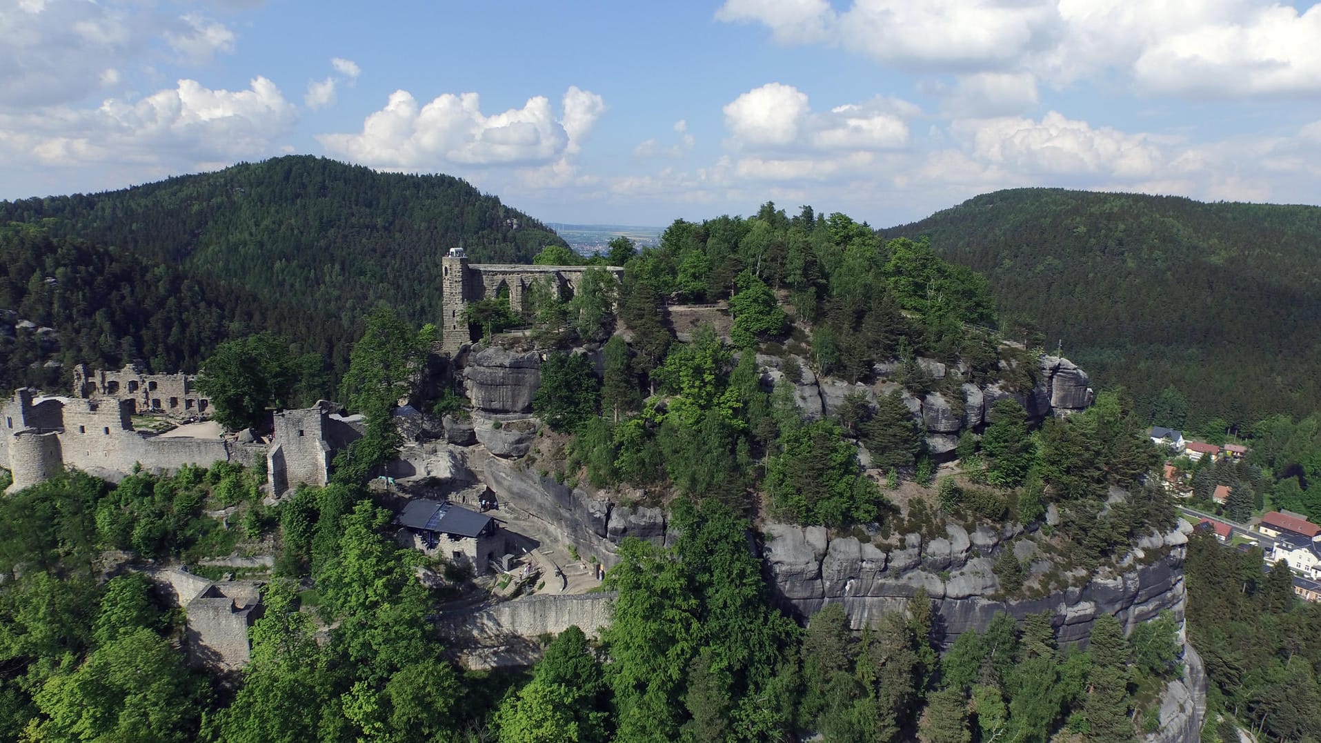 Burg und Klosteranlage von Oybin sind ein echter Besuchermagnet. Von oben lassen sich weitere Ausflugsziele ins Visier nehmen.