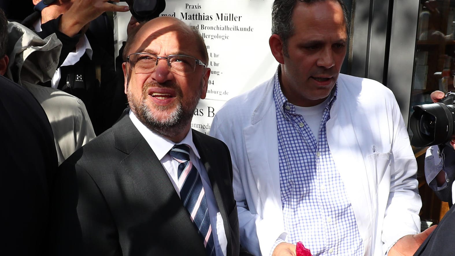 SPD-Kanzlerkandidat Martin Schulz (l) spricht im Schanzenviertel mit einem Apotheker. SPD-Kanzlerkandidat Martin Schulz (l) spricht im Schanzenviertel mit einem Apotheker.