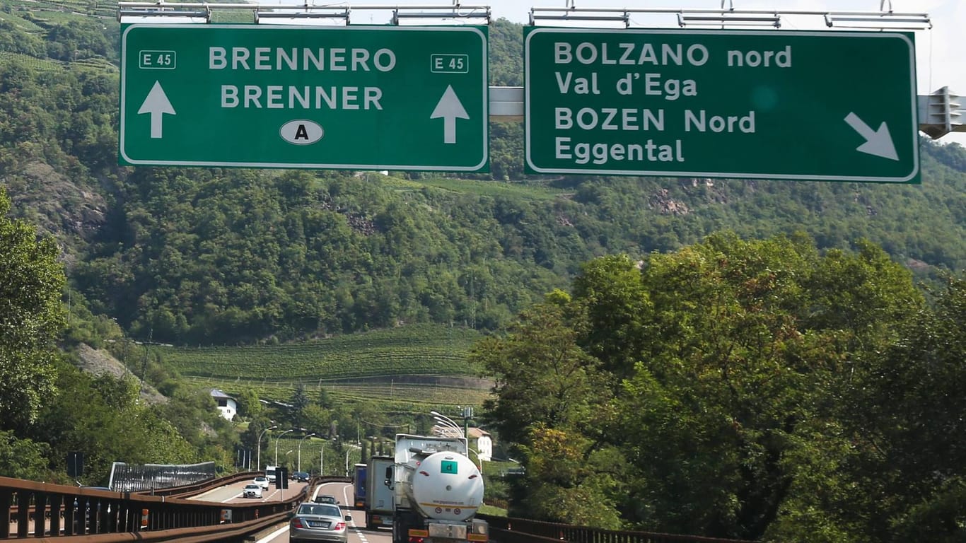 Der "Brenner" ist eine Autobahn, die von Innsbruck in Österreich (Brenner Autobahn, A 13) über den Brennerpass nach Modena in Italien (Autostrada A22) führt.