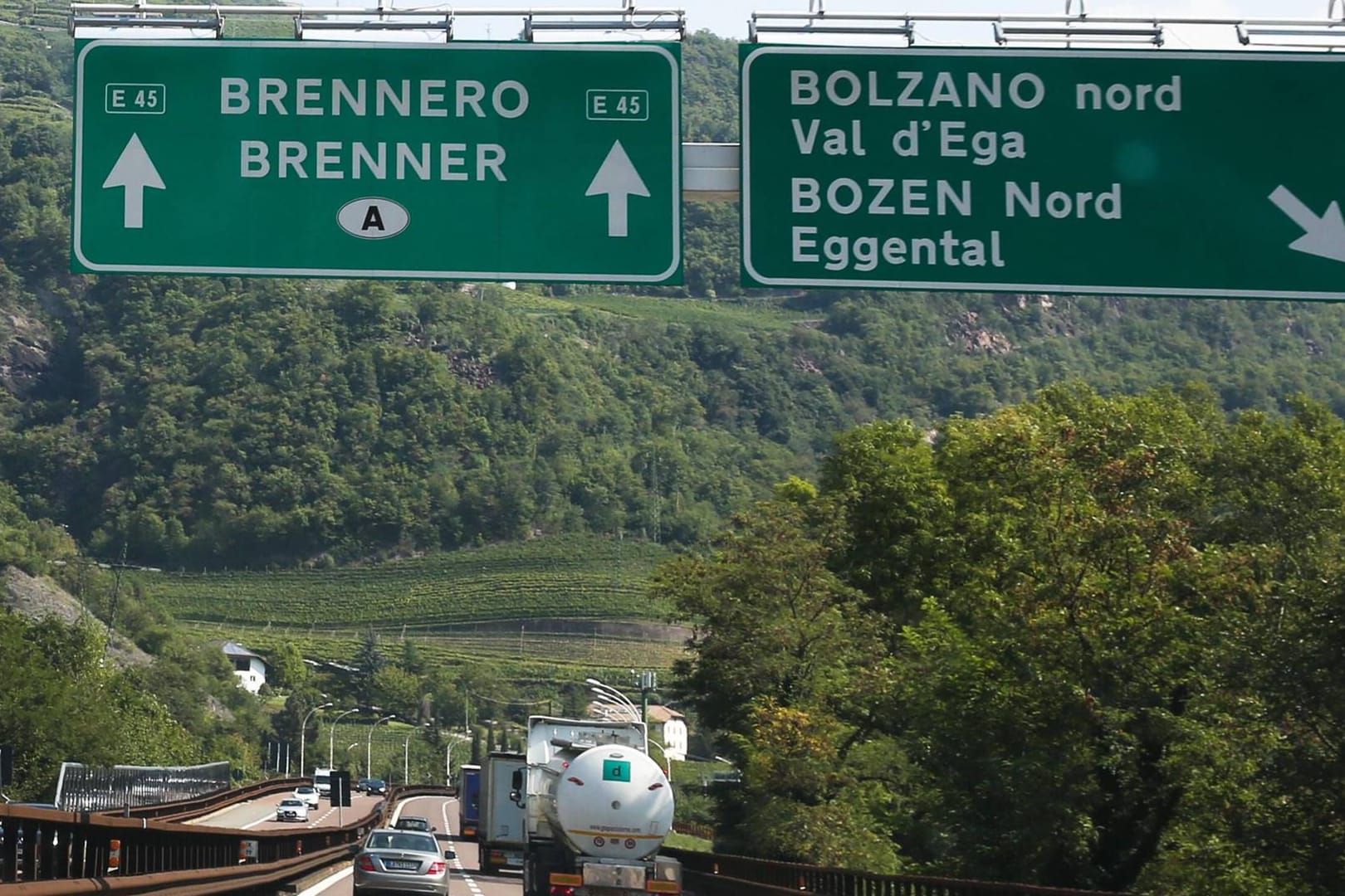 Der "Brenner" ist eine Autobahn, die von Innsbruck in Österreich (Brenner Autobahn, A 13) über den Brennerpass nach Modena in Italien (Autostrada A22) führt.