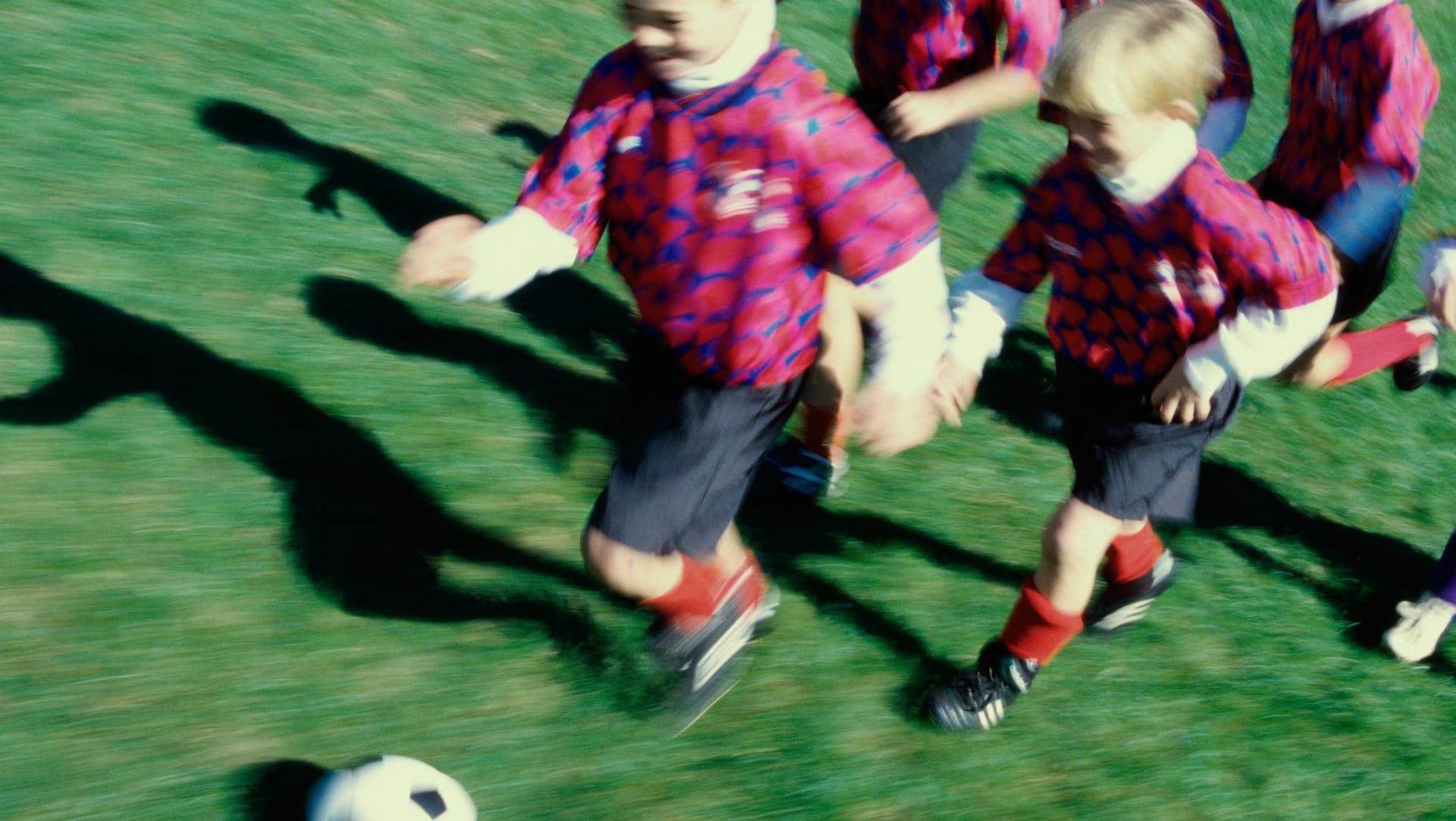 Kinder haben viel Spaß beim Fußballspielen. Der kann ihnen durch manche Eltern aber vermiest werden.