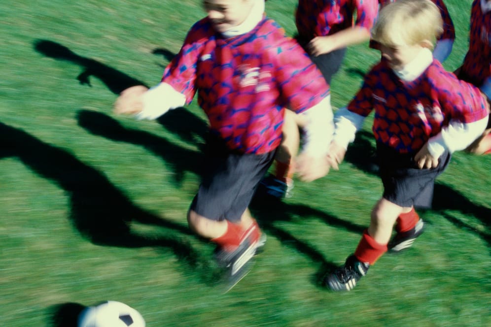 Kinder haben viel Spaß beim Fußballspielen. Der kann ihnen durch manche Eltern aber vermiest werden.