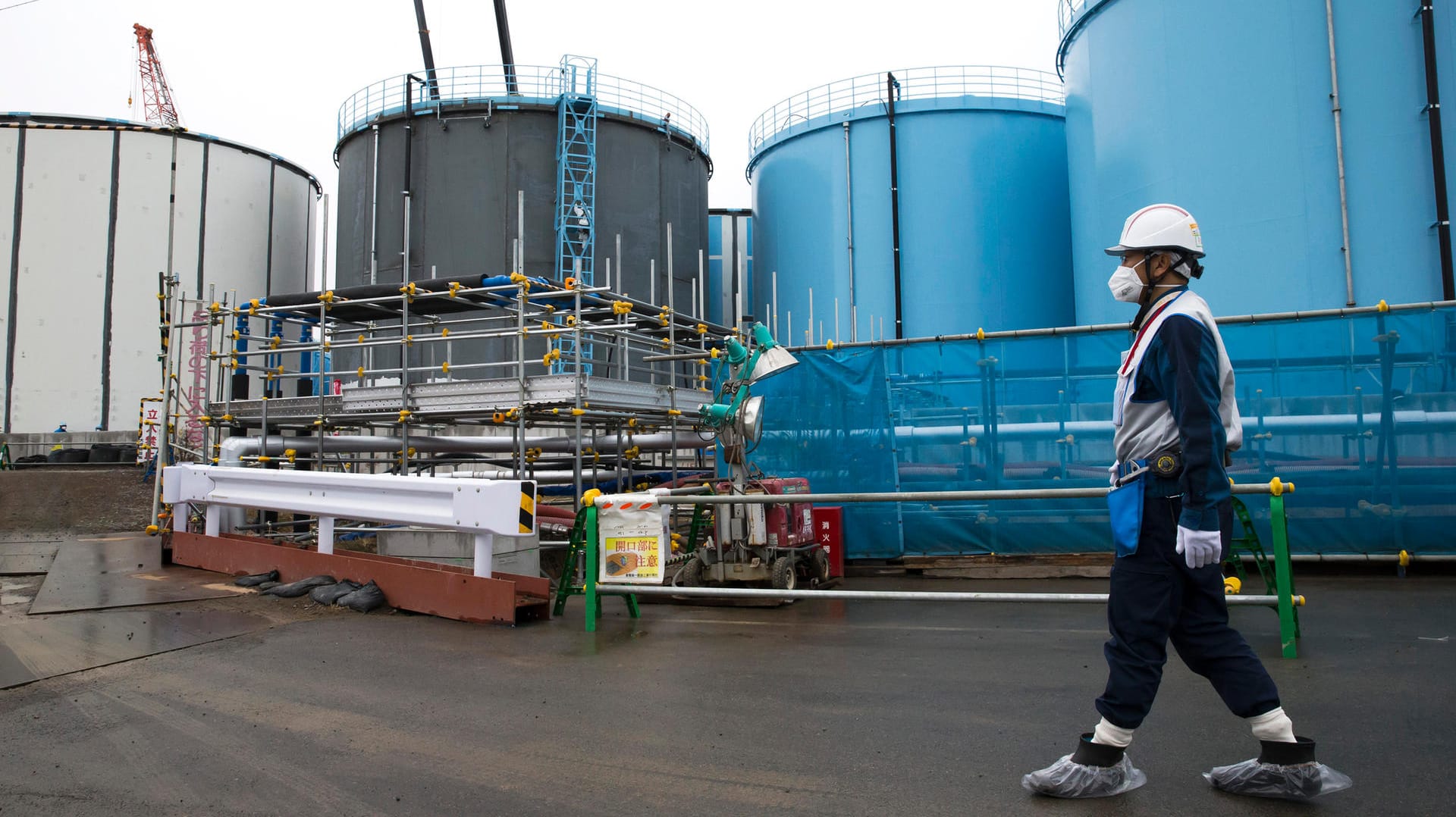 Das radioaktive Wasserstoff-Isotop Tritium, gelagert in riesigen Wassertanks. Das radioaktive Wasserstoff-Isotop Tritium, gelagert in riesigen Wassertanks.