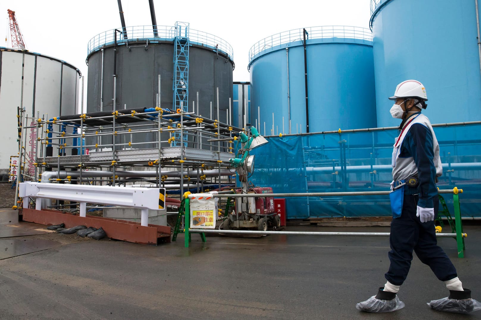 Das radioaktive Wasserstoff-Isotop Tritium, gelagert in riesigen Wassertanks.