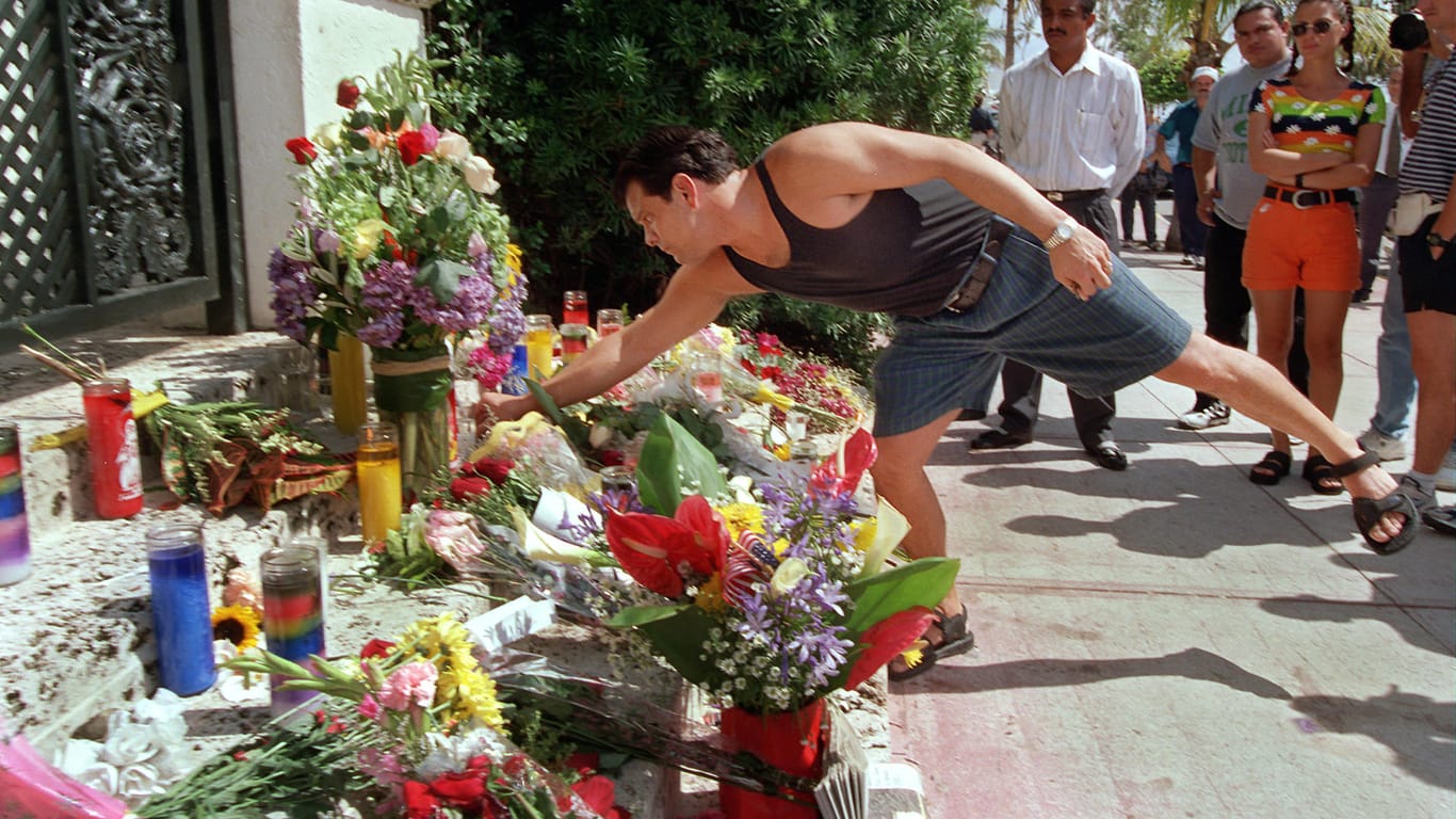 Am 16.07.1997 legten Fans Blumen und Kreuze vor Versaces Haus.