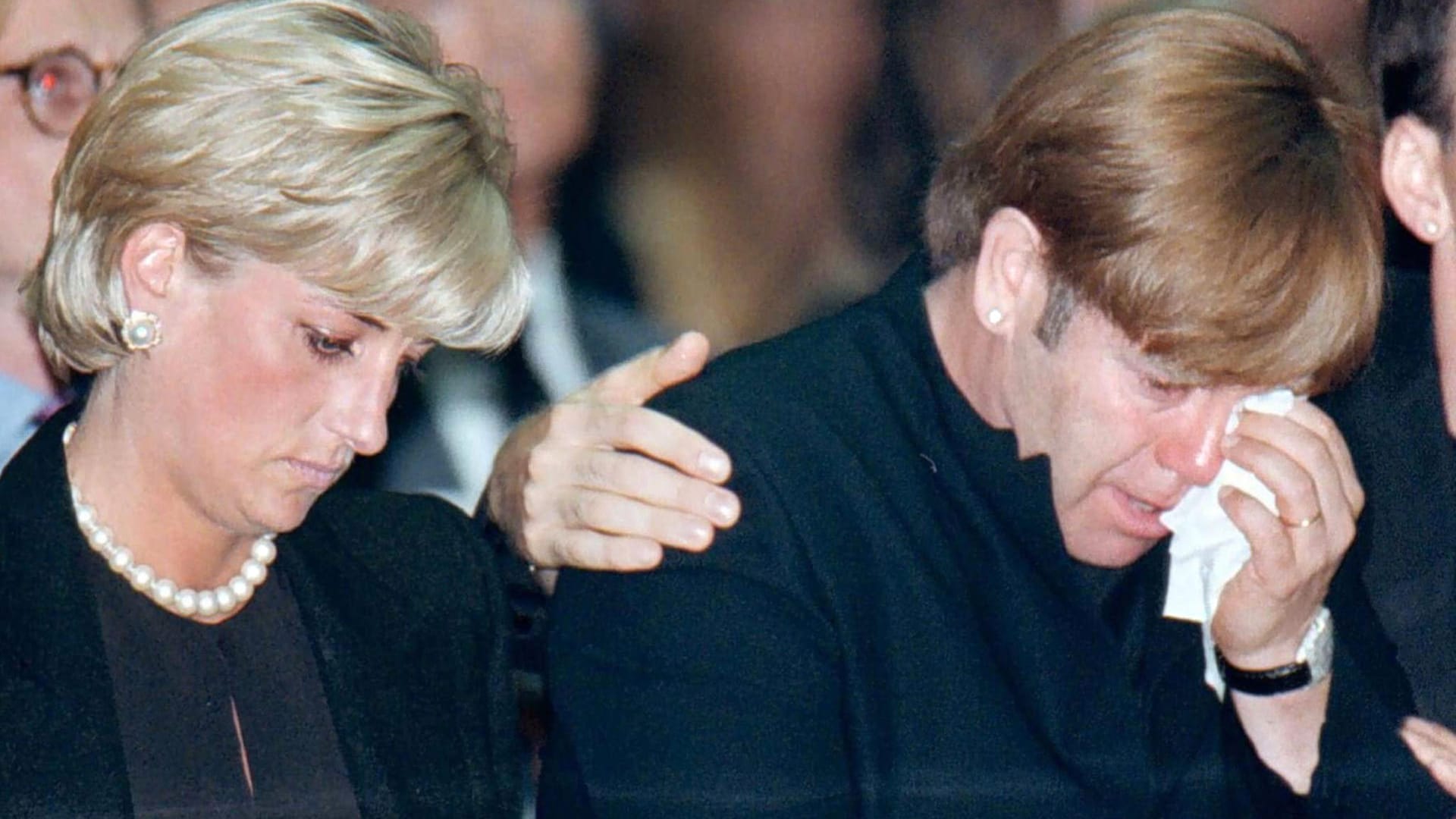 Auch Prominente wie Prinzessin Diana oder Elton John trauerten um Versace.