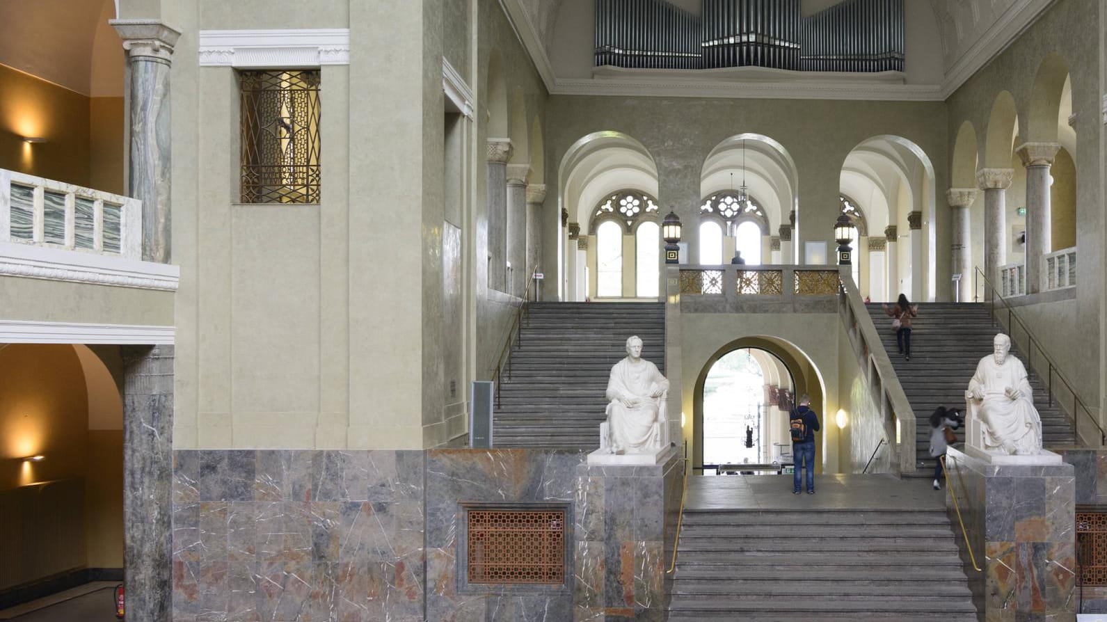 Ein Mann hat im Januar eine Studentin in einer Münchner Uni-Toilette vergewaltigt. Ein Mann hat im Januar eine Studentin in einer Münchner Uni-Toilette vergewaltigt.
