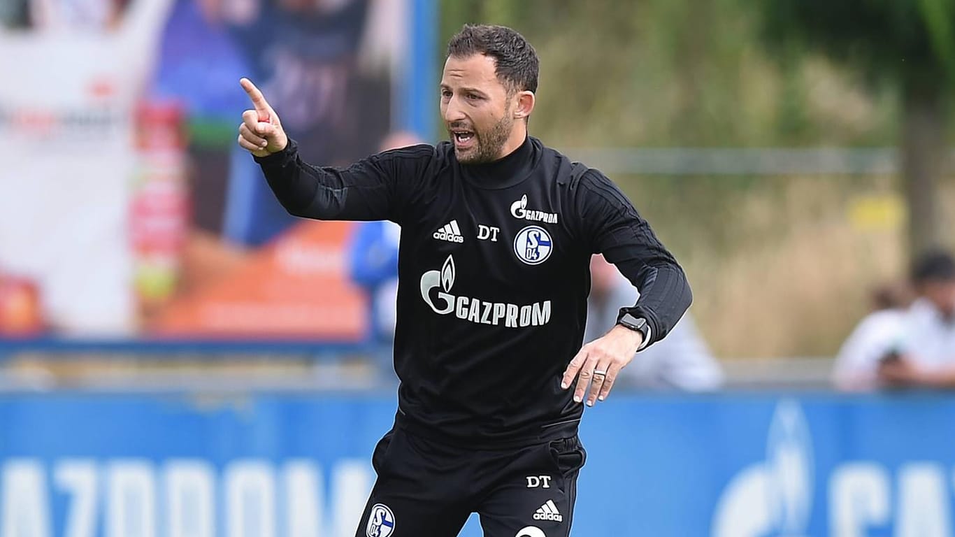 Mit Power bei der Arbeit: Domenico Tedesco sagt ab dieser Saison auf Schalke, wo es langgeht.
