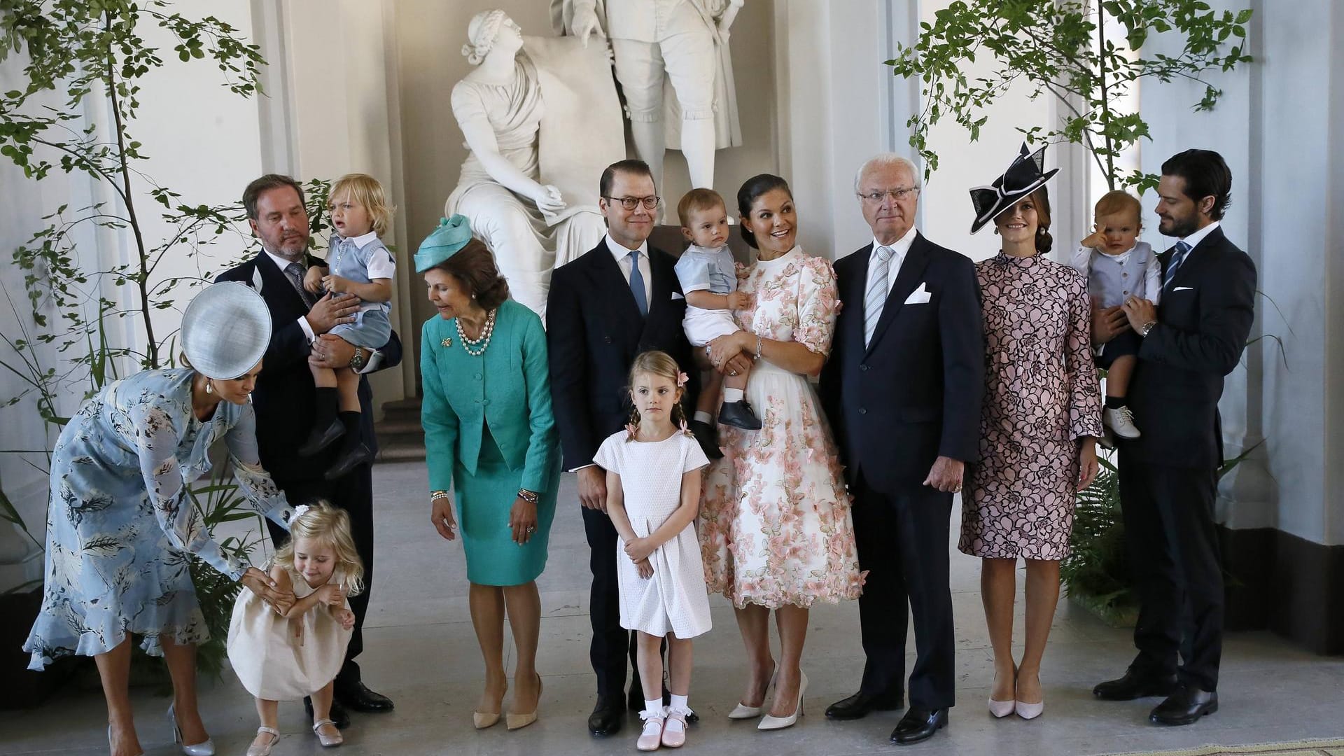 Einmal brav fürs Familienfoto posieren – darauf hat Prinzessin Leonore nun wirklich keine Lust.
