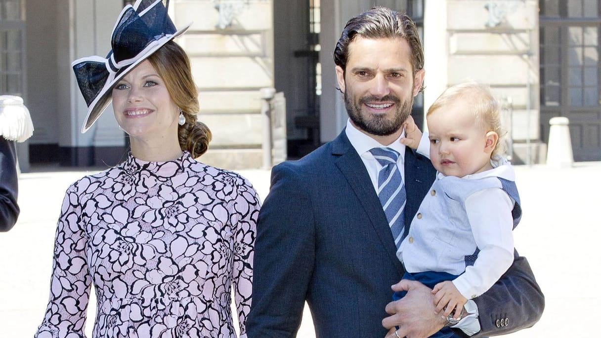 Prinzessin Sofia kam in einem blumigen Traum in Rosa und natürlich mit ihren beiden liebsten Männern.