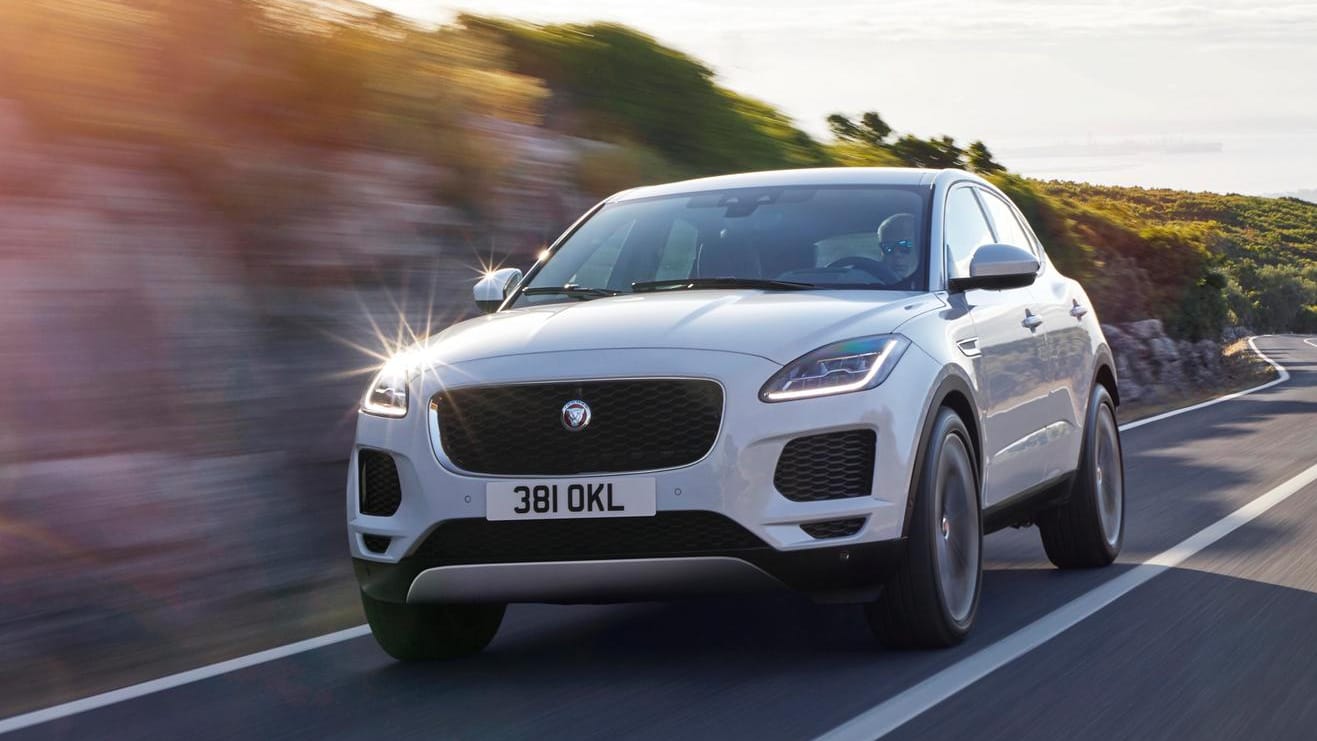 Jaguar bietet den E-Pace ab 2018 ausschließlich mit Verbrennungsmotoren an – insgesamt acht Versionen mit jeweils vier Zylindern. Jaguar bietet den E-Pace ab 2018 ausschließlich mit Verbrennungsmotoren an – insgesamt acht Versionen mit jeweils vier Zylindern.