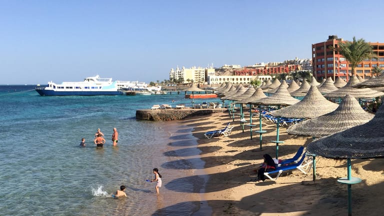 An einem Strand im ägyptischen Hurghada sind offenbar zwei Deutsche erstochen worden.