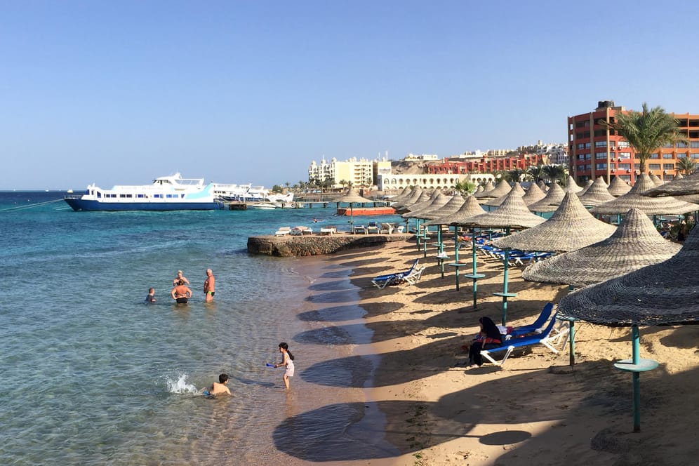 An einem Strand im ägyptischen Hurghada sind offenbar zwei Deutsche erstochen worden.