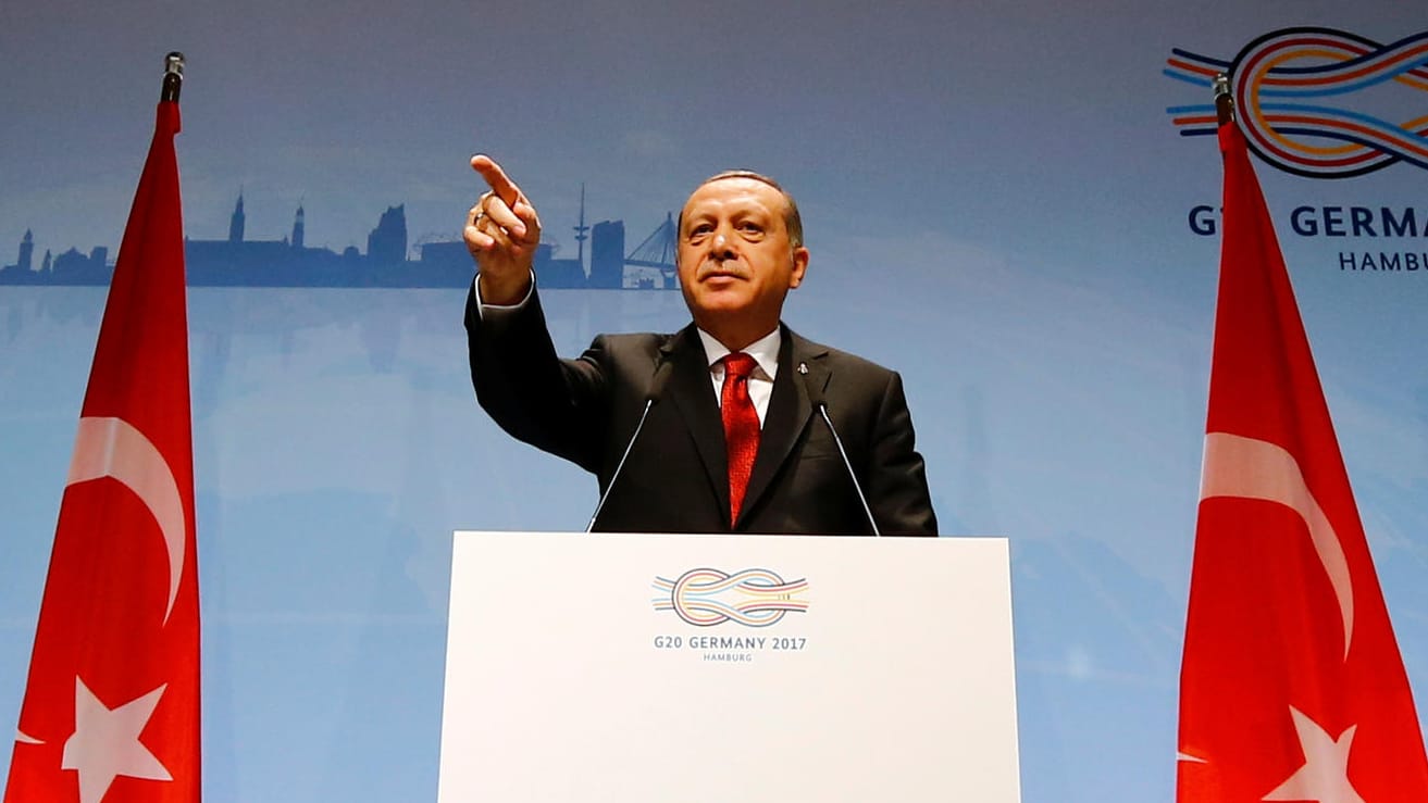 Erdogan ist innenpolitisch auf dem Zenit seiner Macht angelangt. Auch in der Außenpolitik inszeniert er sich, wie hier auf den G20-Gipfel in Hamburg, als starker Mann.
