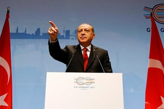 Erdogan ist innenpolitisch auf dem Zenit seiner Macht angelangt. Auch in der Außenpolitik inszeniert er sich, wie hier auf den G20-Gipfel in Hamburg, als starker Mann.