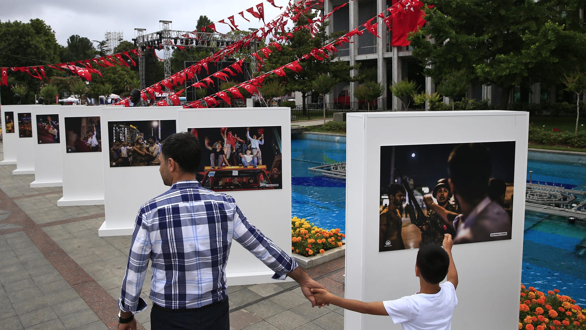 Besucher schauen sich in Istanbul eine Foto-Ausstellung an, auf der Bilder des Putschversuchs aus dem Jahr 2016 gezeigt werden.