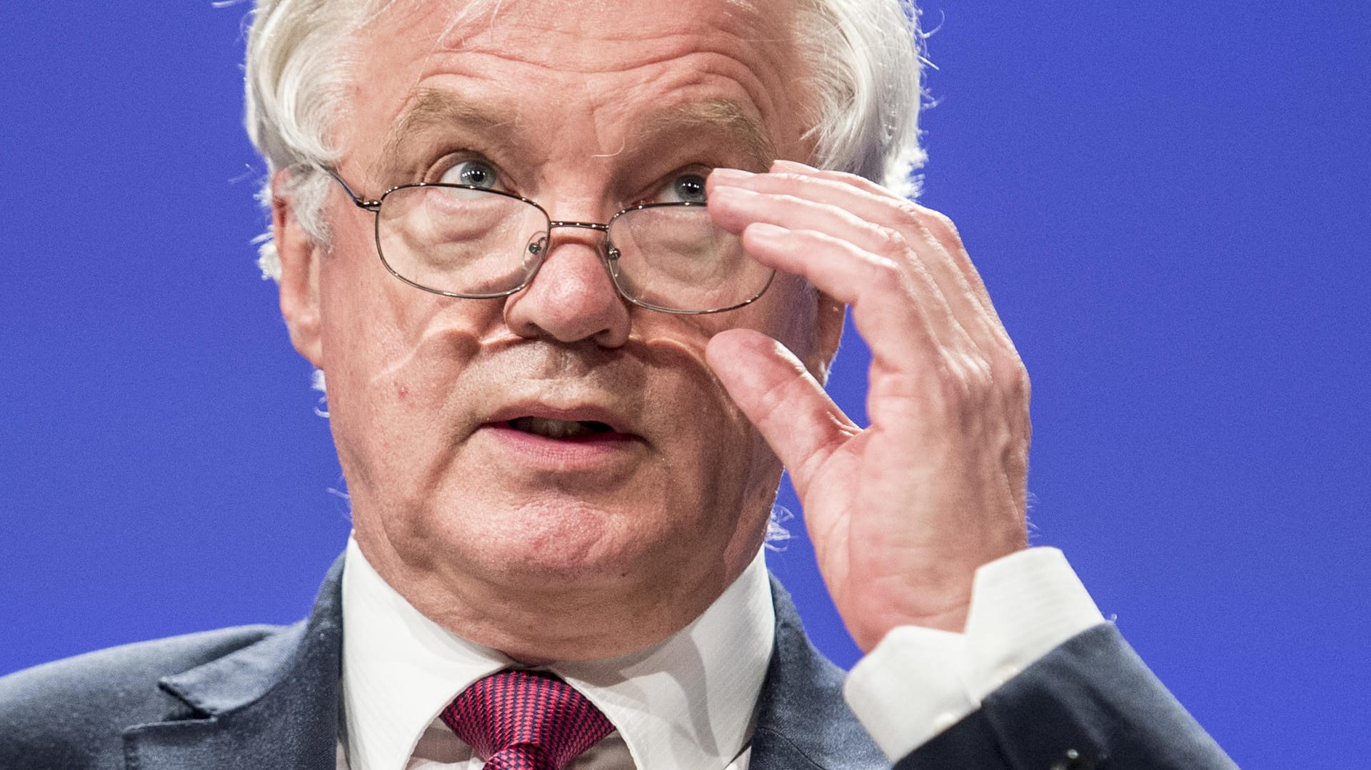 Der britische Brexit-Minister David Davis wird am Montag in Brüssel zu einer weiteren Verhandlungsrunde erwartet. Diesmal scheint er erste Zugeständnisse an die EU im Gepäck zu haben. Der britische Brexit-Minister David Davis wird am Montag in Brüssel zu einer weiteren Verhandlungsrunde erwartet. Diesmal scheint er erste Zugeständnisse an die EU im Gepäck zu haben.