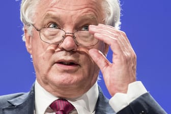 Der britische Brexit-Minister David Davis wird am Montag in Brüssel zu einer weiteren Verhandlungsrunde erwartet. Diesmal scheint er erste Zugeständnisse an die EU im Gepäck zu haben.