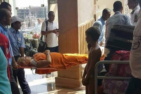 Sanitäter tragen eine Verletzte Frau auf einer Trage im Zahabia Hotel in Hurghada.