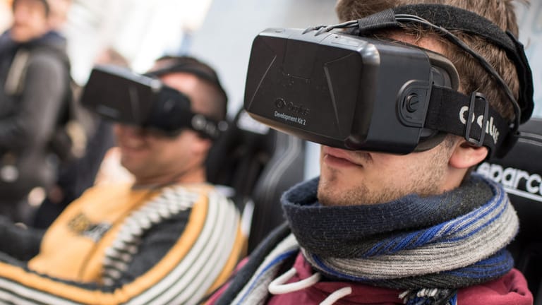 VR-Brillen lassen den Nutzer in künstliche Welten eintauchen. Facebook will ein Modell ohne Kabel vorstellen.