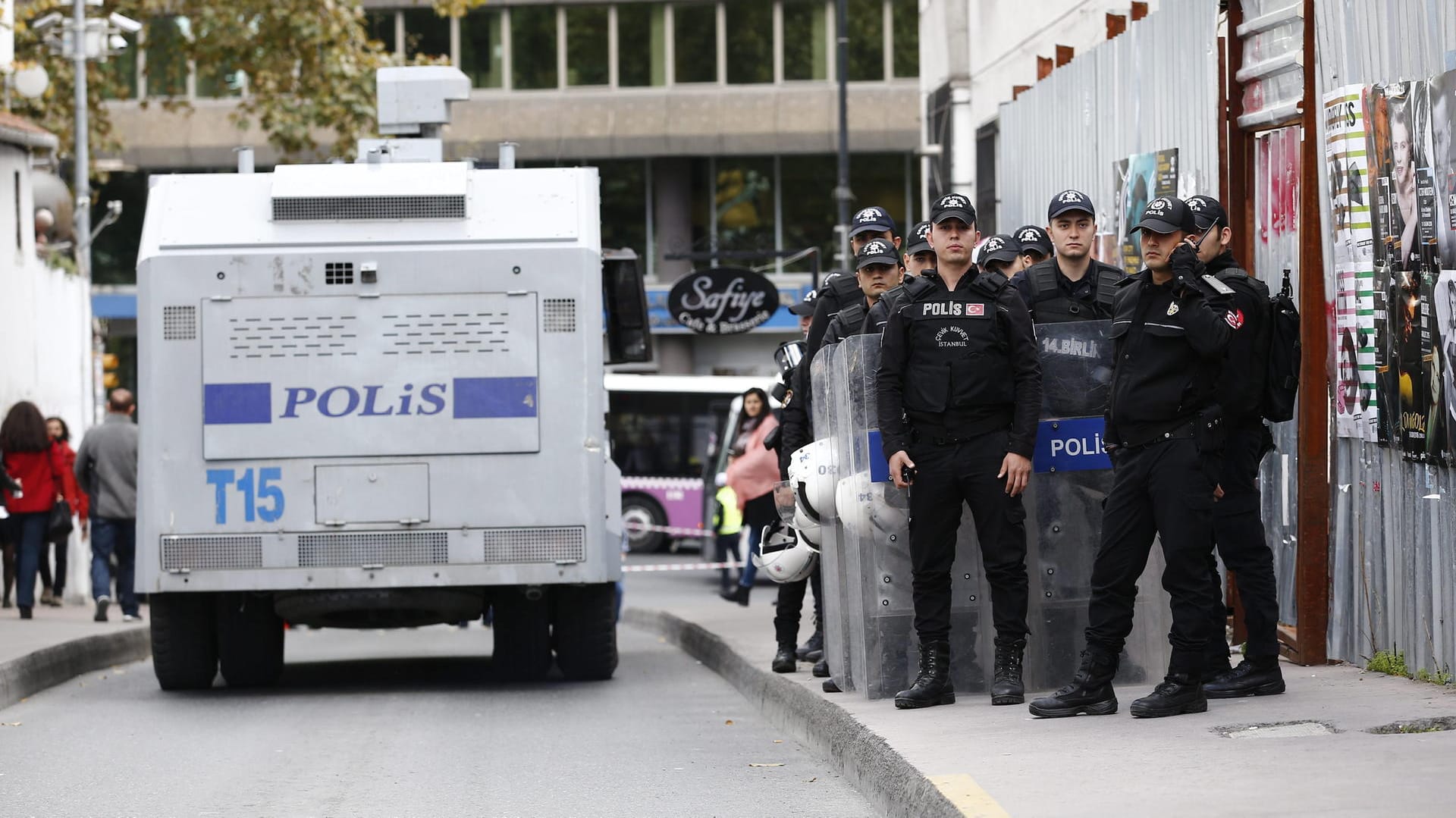 Polizisten stehen bei einem Spezialeinsatz auf einer Straße in Istanbul (Archivbild). Polizisten stehen bei einem Spezialeinsatz auf einer Straße in Istanbul (Archivbild).