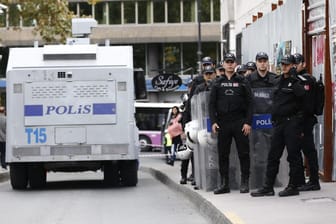 Polizisten stehen bei einem Spezialeinsatz auf einer Straße in Istanbul (Archivbild).