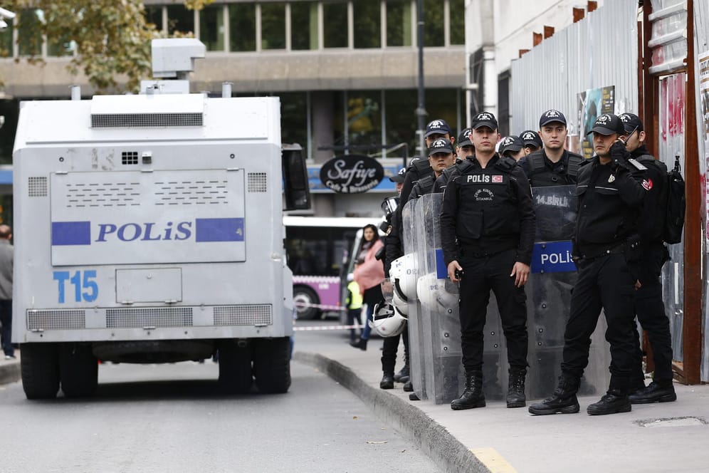 Polizisten stehen bei einem Spezialeinsatz auf einer Straße in Istanbul (Archivbild).