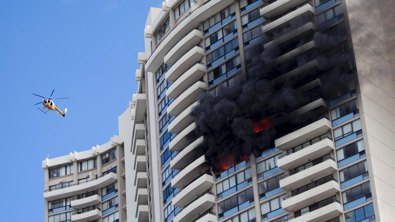 Schwarzer Rauch steigt aus dem 26. Stock des Marco-Polo-Wohnhauses.
