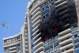 Schwarzer Rauch steigt aus dem 26. Stock des Marco-Polo-Wohnhauses.