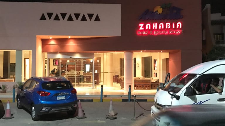 Der Eingang des Zahabia Hotels in Hurghada. Am Strand der Anlage wurden die beiden Frauen getötet.