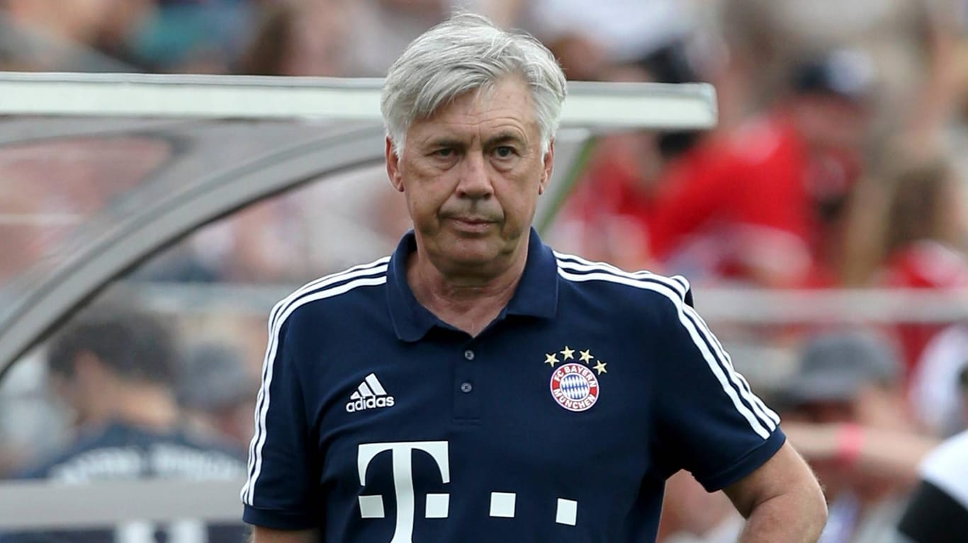 Carlo Ancelotti ist seit 2016 Trainer des FC Bayern München und wurde in seiner ersten Saison direkt deutscher Meister.
