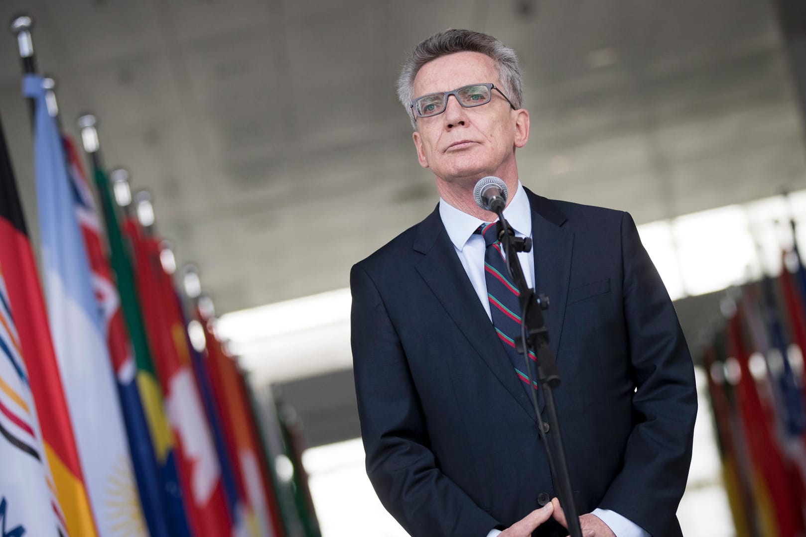 Nach G20 Gipfel: Thomas de Maiziére will Fußfesseln für Krawallmacher