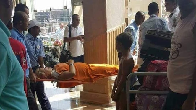 Sanitäter tragen eine Verletzte Frau auf einer Trage im Zahabia Hotel in Hurghada.