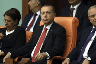 Der türkische Staatspräsident Recep Tayyip Erdogan nimmt in Ankara an einer Sondersitzung des türkischen Parlaments anlässlich des gescheiterten Putschversuchs vor einem Jahr.