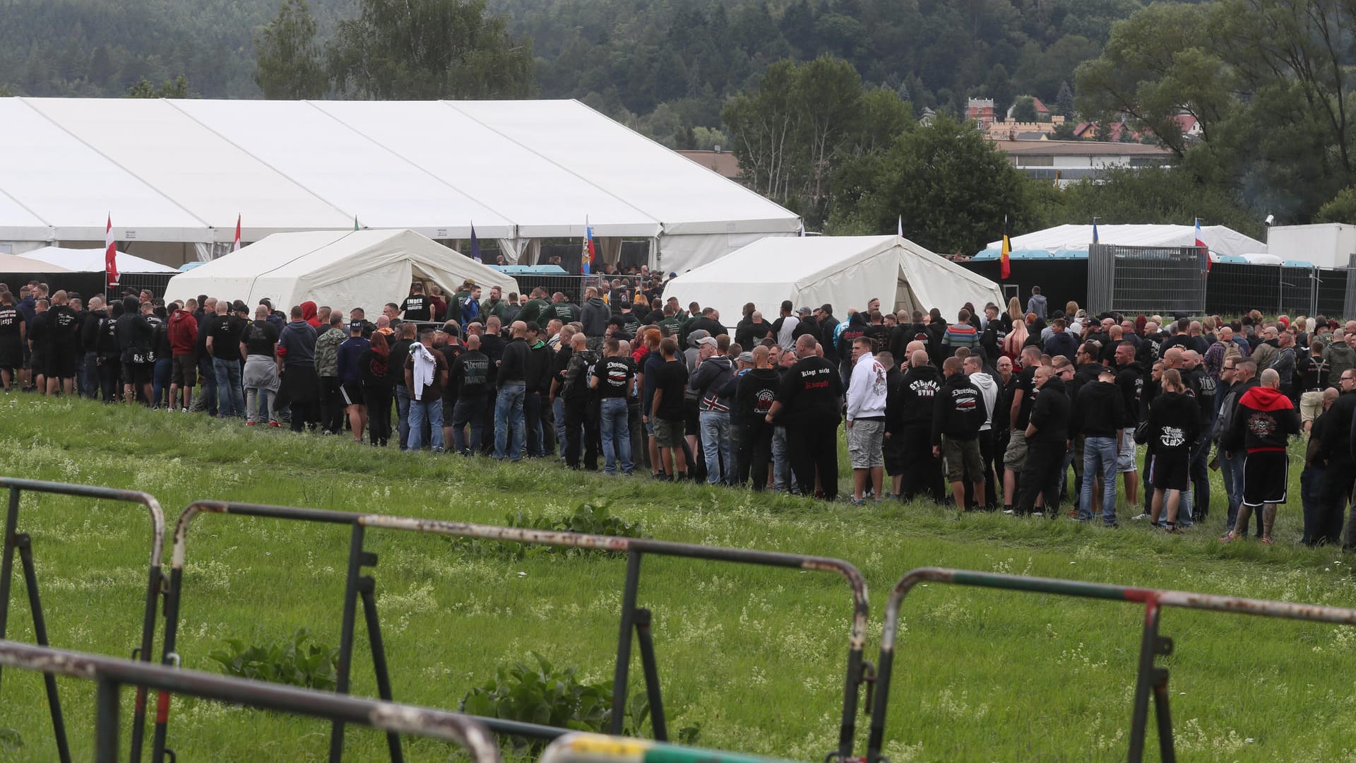 Zu einem Neonazi-Konzert in Südthüringen werden mehr als 4500 Rechte und rund 2000 Gegendemonstranten erwartet.