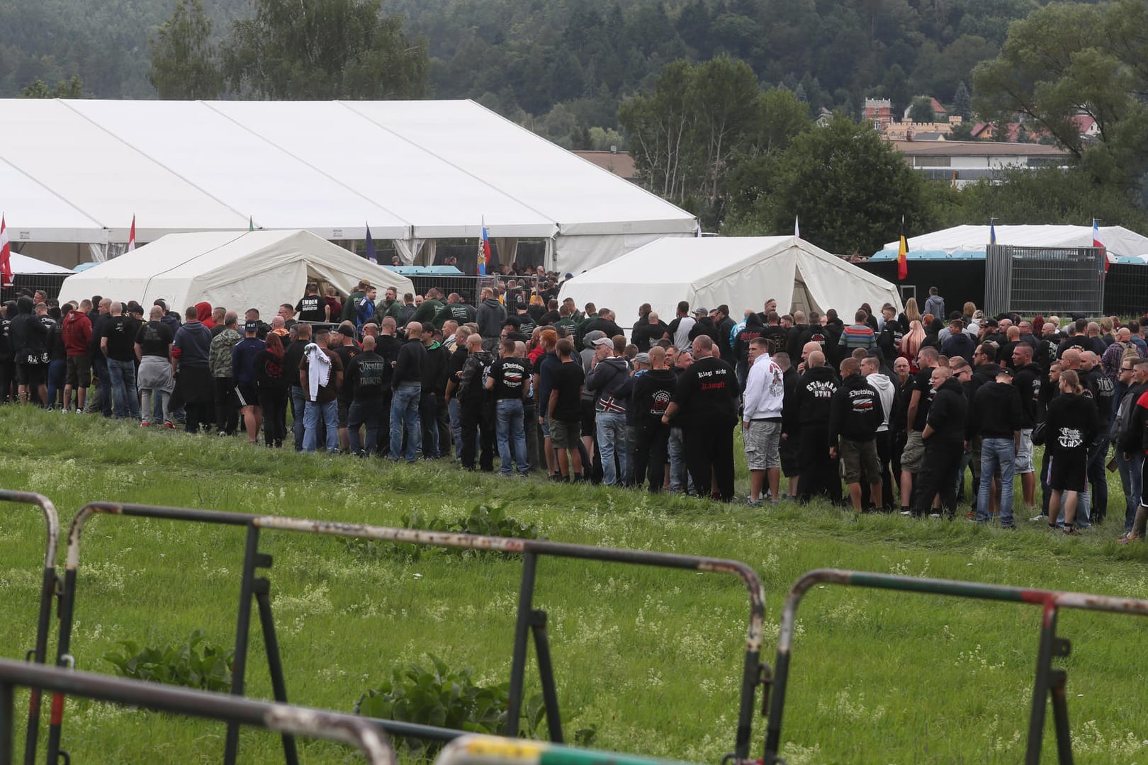 Zu einem Neonazi-Konzert in Südthüringen werden mehr als 4500 Rechte und rund 2000 Gegendemonstranten erwartet.