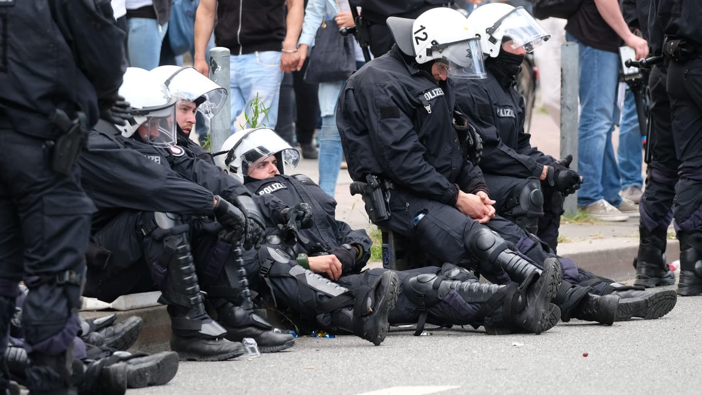 Polizisten ruhen sich in Hamburg am Rande der Demonstration "Grenzenlose Solidarität statt G20" aus.