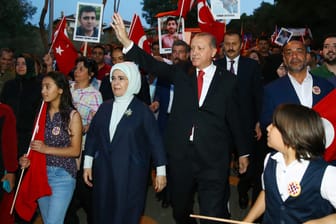 Der türkische Staatspräsidenten Recep Tayyip Erdogan (M) und seine Frau Emine nehmen in Istanbul (Türkei) am "National Unity March" zur Brücke der Märtyrer teil.