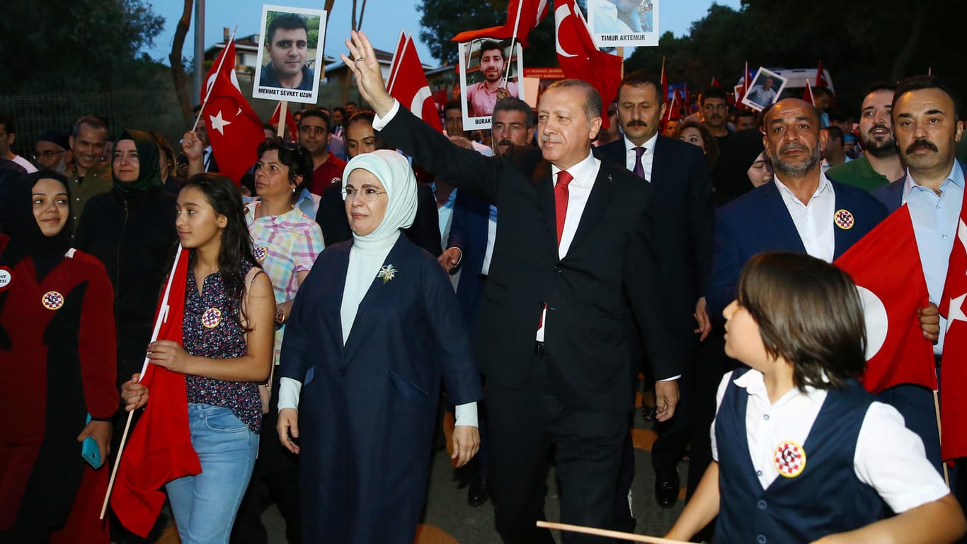 Der türkische Staatspräsidenten Recep Tayyip Erdogan (M) und seine Frau Emine nehmen in Istanbul (Türkei) am "National Unity March" zur Brücke der Märtyrer teil.