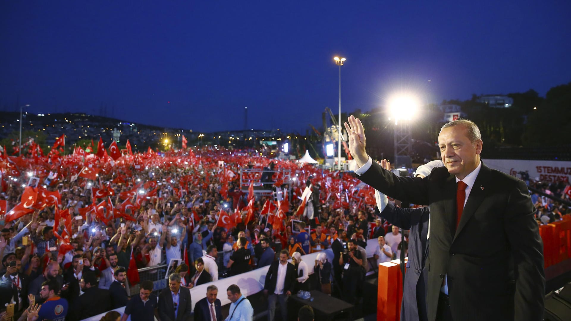 Der türkische Staatspräsident Recep Tayyip Erdogan bei einer Gedenkveranstaltung für die Opfer des gescheiterten Putschversuchs vor einem Jahr. Der türkische Staatspräsident Recep Tayyip Erdogan bei einer Gedenkveranstaltung für die Opfer des gescheiterten Putschversuchs vor einem Jahr.