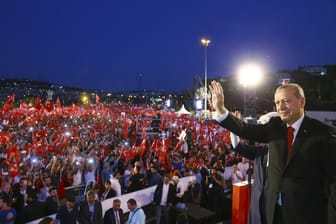 Der türkische Staatspräsident Recep Tayyip Erdogan bei einer Gedenkveranstaltung für die Opfer des gescheiterten Putschversuchs vor einem Jahr.