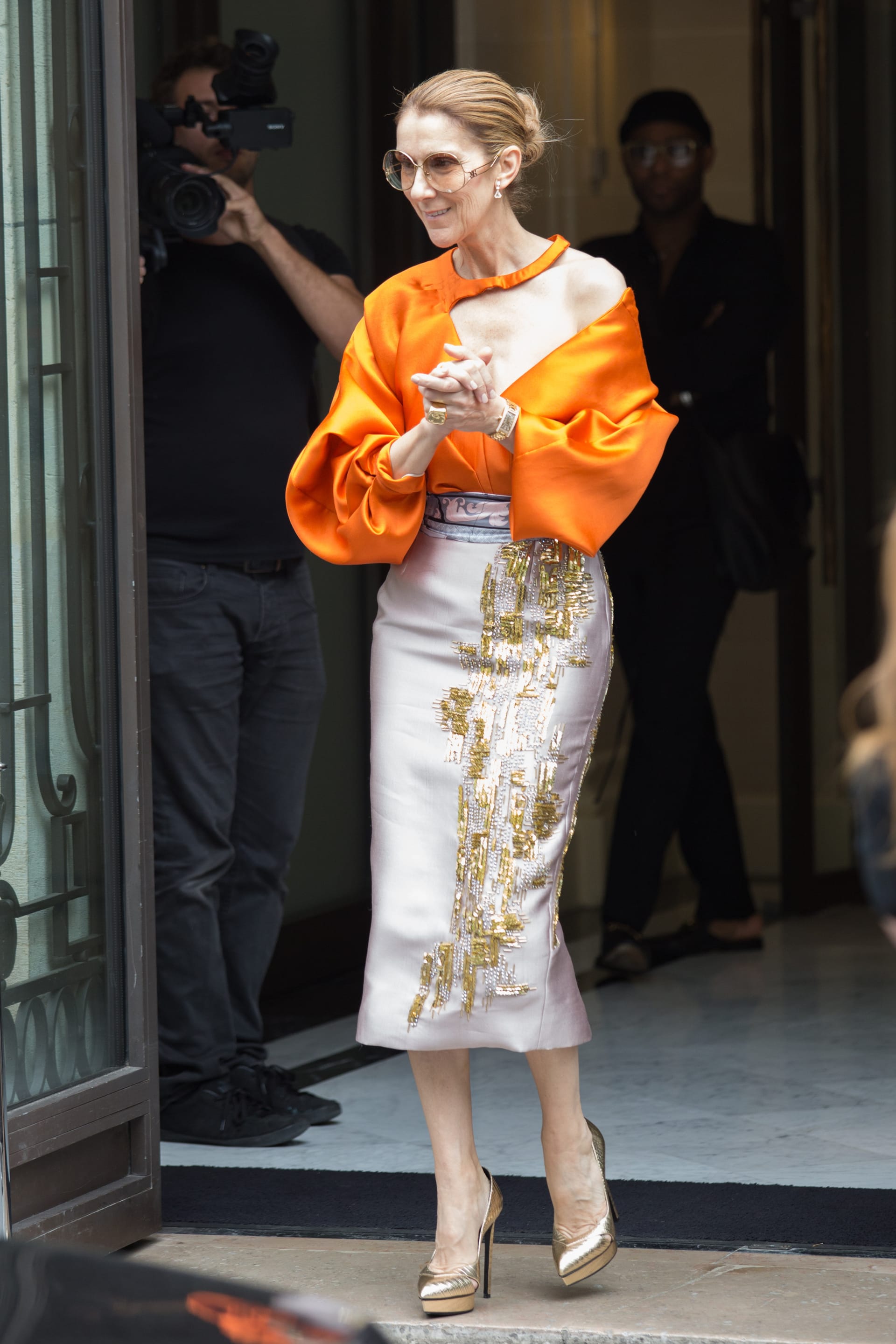 Diese Bluse mit ungewöhnlichem Cutout trägt Celine Dion mit einem Satin-Rock.