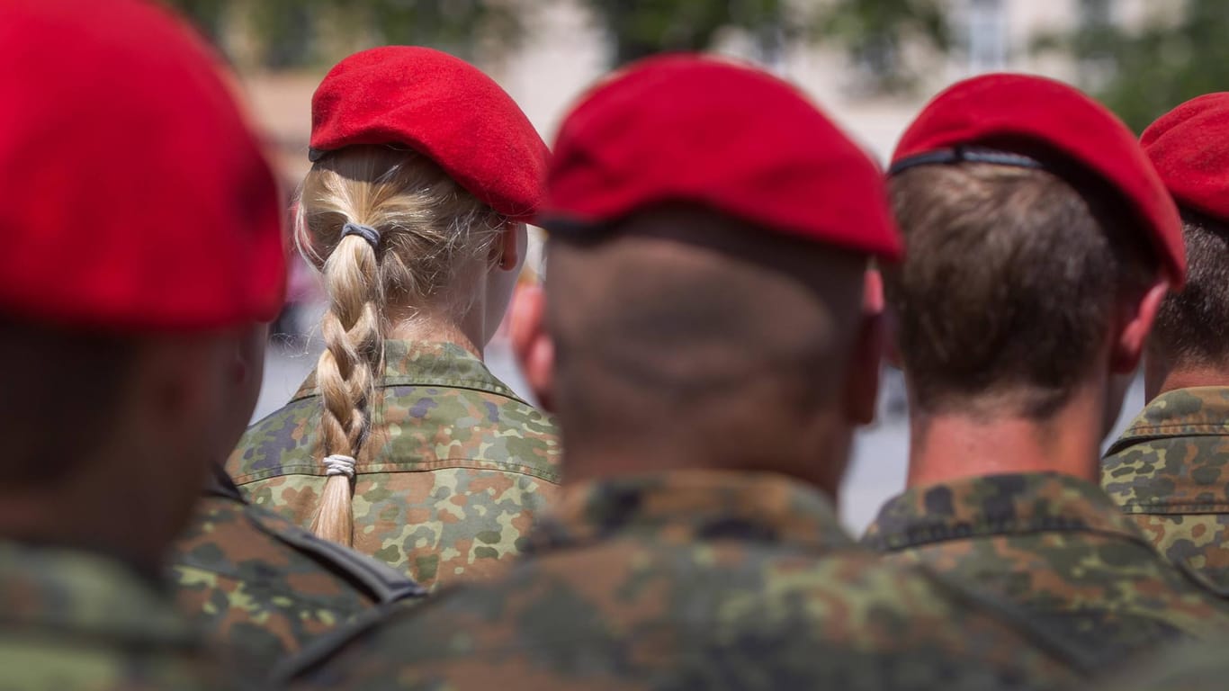 Nach mehreren öffentlich gewordenen Bundeswehr-Skandalen steigt in der Truppe die Zahl interner Beschwerden über mögliches Fehlverhalten.