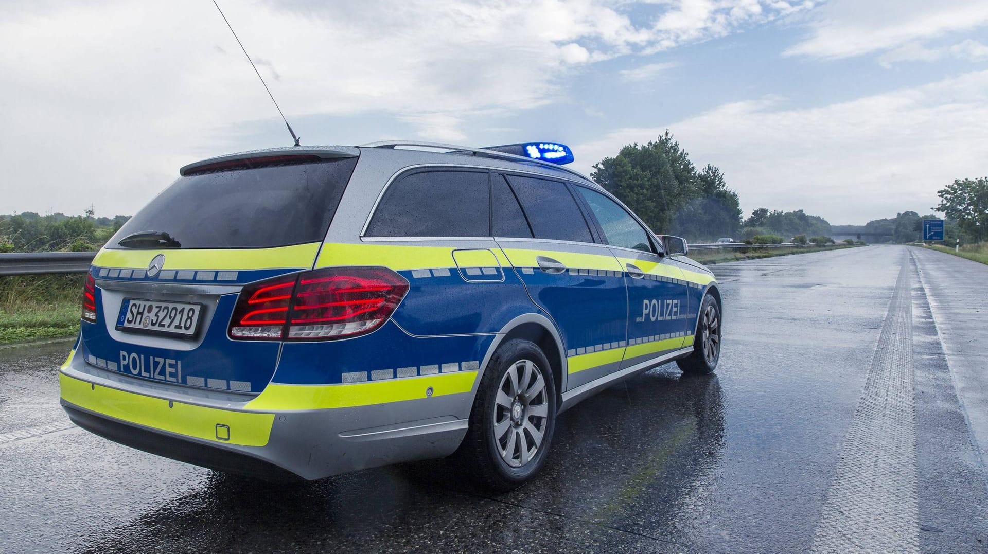 Die Hintergründe der Bluttat sind noch unbekannt. Die Lübecker Polizei hat nun ein rechtsmedizinisches Gutachten in Auftrag gegeben. Die Hintergründe der Bluttat sind noch unbekannt. Die Lübecker Polizei hat nun ein rechtsmedizinisches Gutachten in Auftrag gegeben.