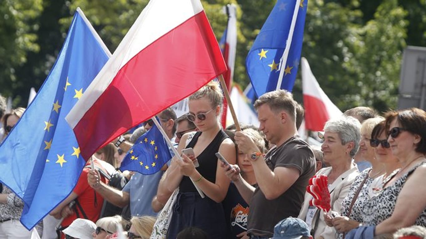 Demonstranten vor dem Parlamentsgebäude in Warschau.