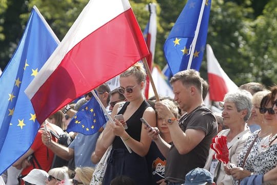 Demonstranten vor dem Parlamentsgebäude in Warschau.